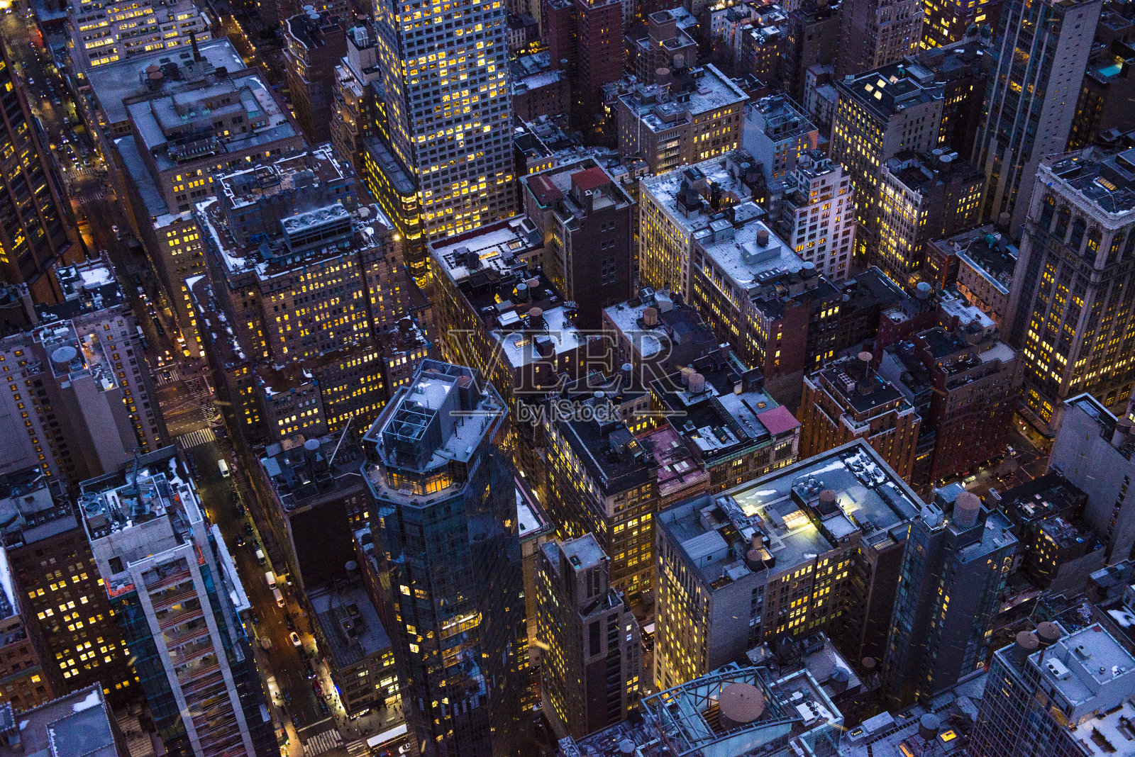 鸟瞰图曼哈顿天际线在黄昏通过直升飞机在纽约市，纽约，美国照片摄影图片