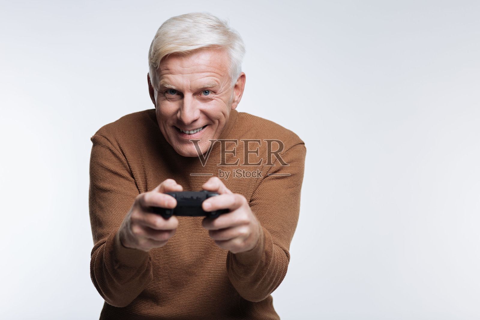 兴奋的老人在玩电子游戏照片摄影图片
