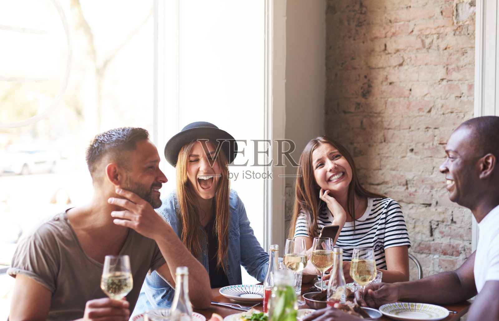 欢笑的朋友一起喝酒吃饭照片摄影图片