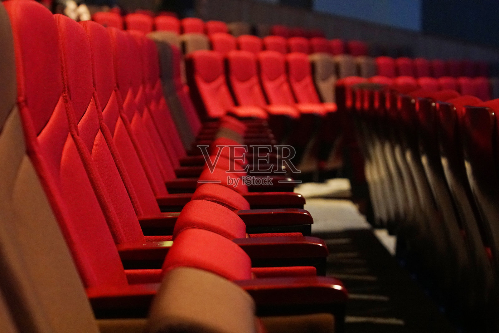 红色天鹅绒织物布空许多座位排照片摄影图片