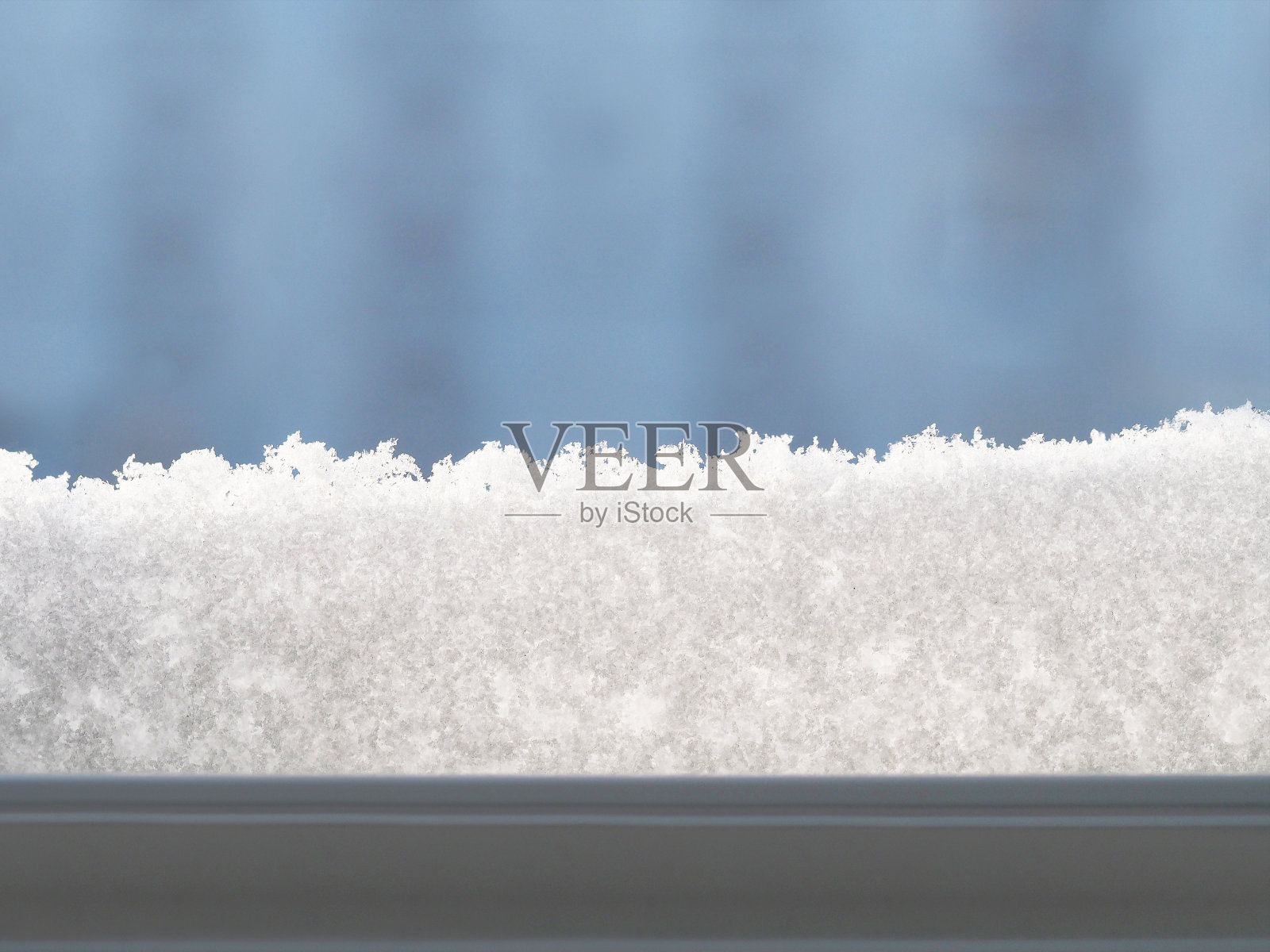 窗外的景色覆盖着雪花。雪覆盖的窗口。雪堆。冬天的背景。抽象的冬季背景。照片摄影图片