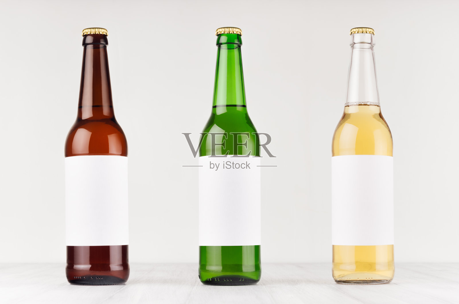 啤酒瓶500ml -棕色，绿色，透明，白色木板空白白色标签，模拟。照片摄影图片