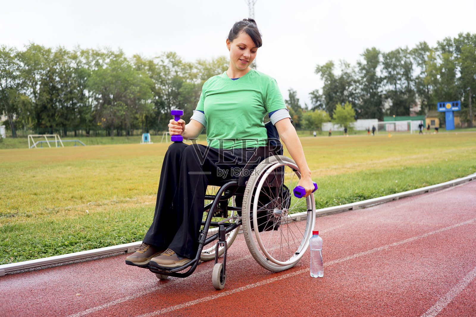 一个残疾女孩在体育场照片摄影图片