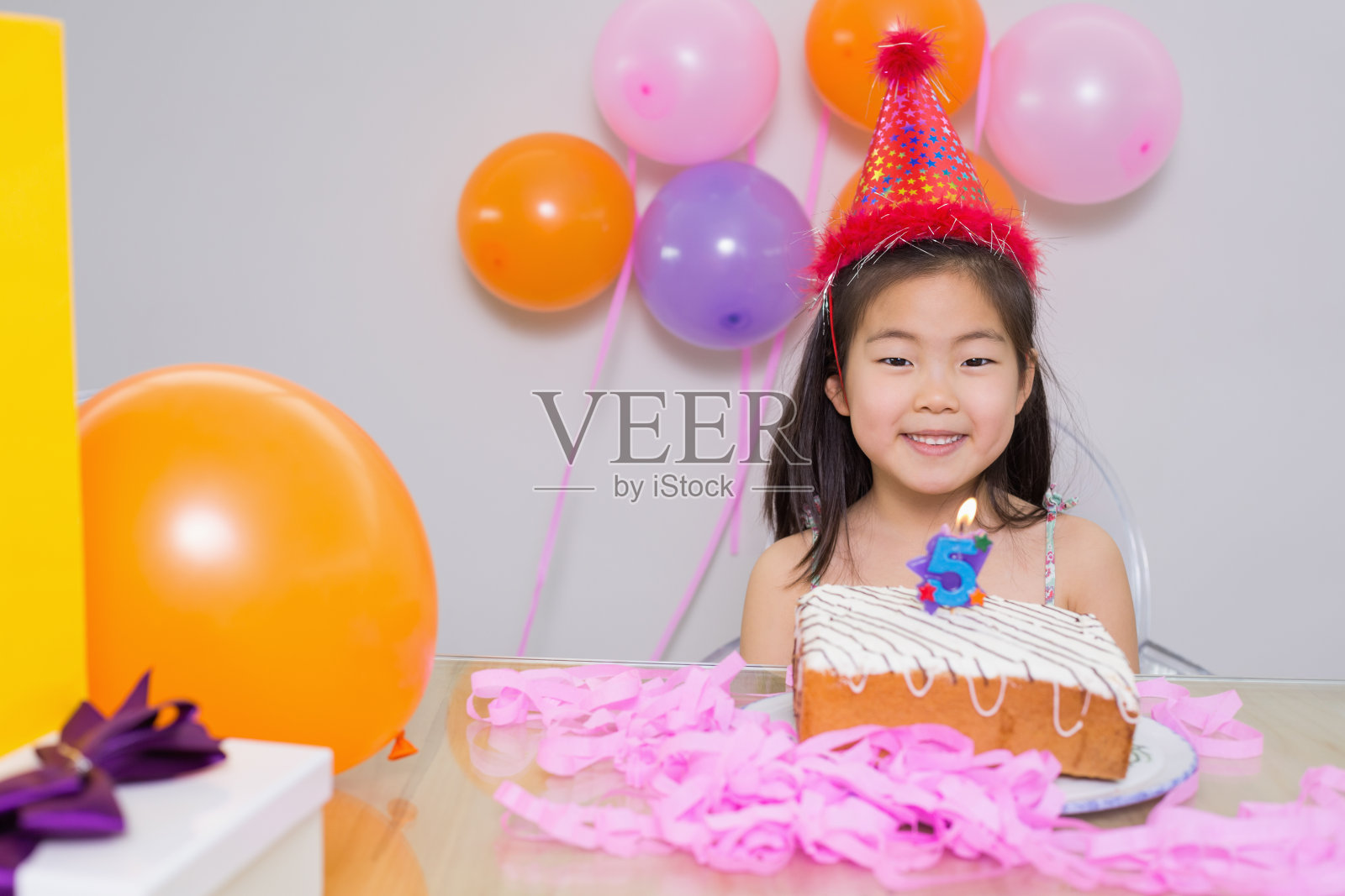 快乐的小女孩在她的生日聚会上照片摄影图片