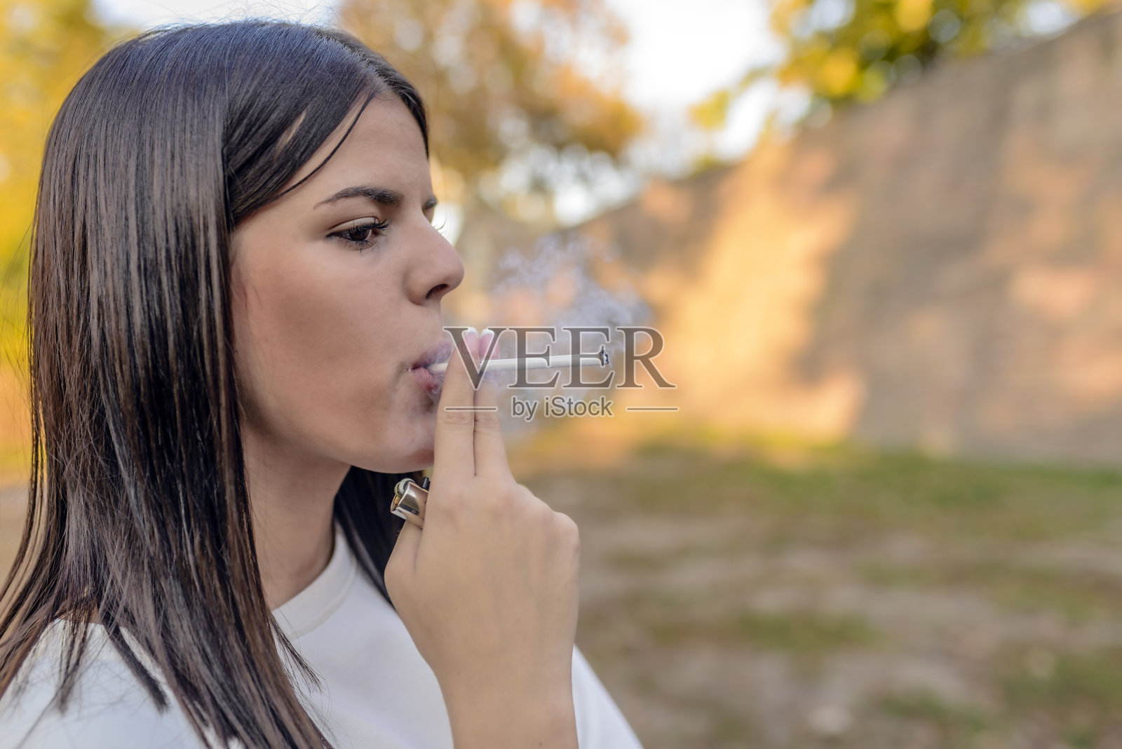 年轻女子吸烟的肖像照片摄影图片