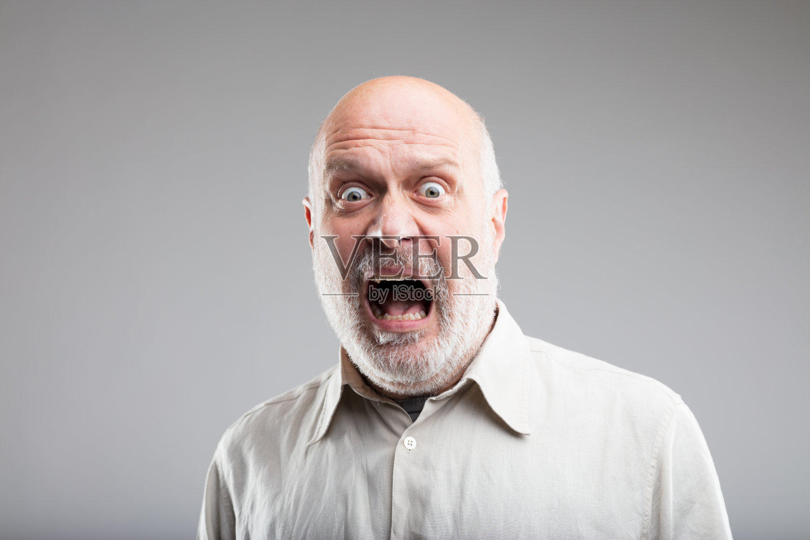 一个老人强烈夸张的恐惧表情照片摄影图片