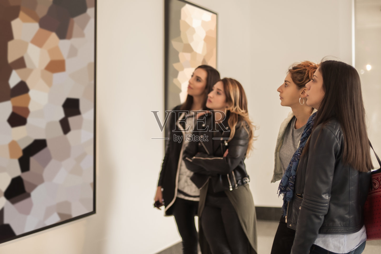 四个女朋友在美术馆看现代绘画照片摄影图片