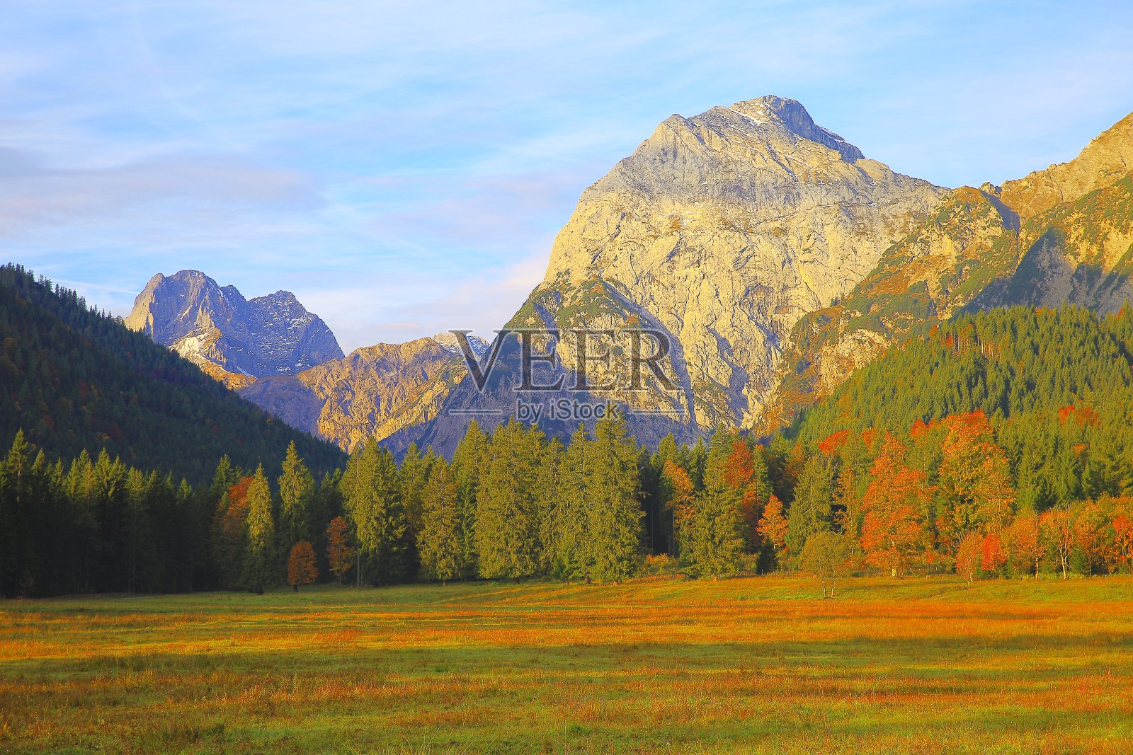阿尔卑斯山景观在奥地利Tirol，附近Karwendel山脉和巴伐利亚阿尔卑斯山在德国-雄伟的高山景观在金色的秋天，戏剧性的Tyrol雪山全景和田园式的Tirol草地，奥地利照片摄影图片