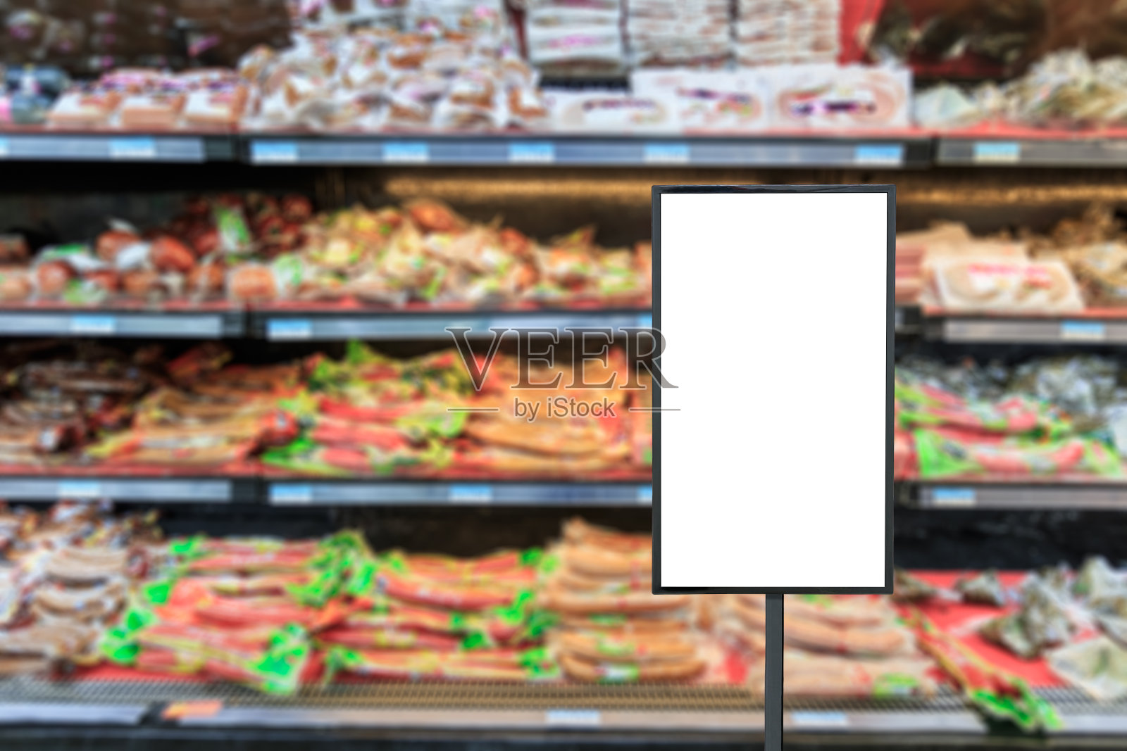 空白的广告牌和模糊的超市火腿肠背景照片摄影图片