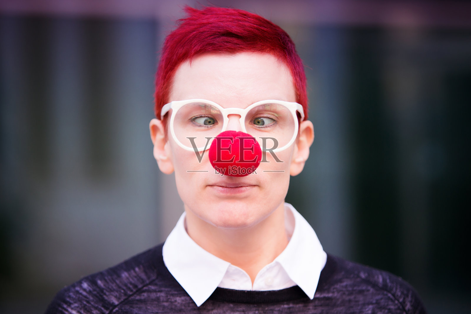 红头发，红鼻子，斗鸡眼女人的肖像照片摄影图片