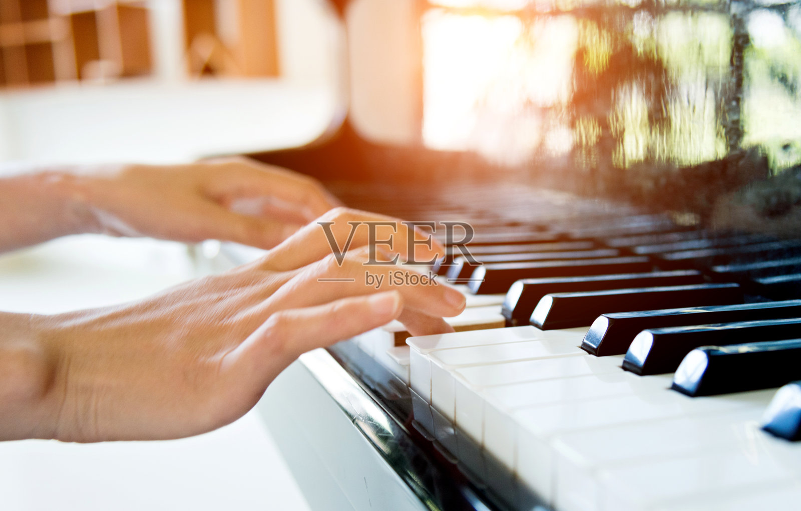 男人用手弹钢琴照片摄影图片