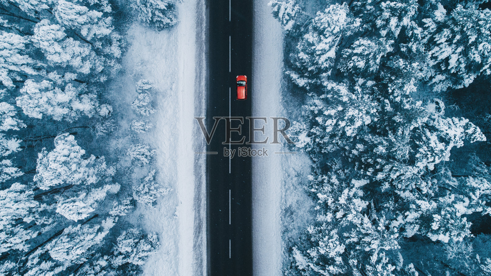 冬季公路鸟瞰图，红色汽车在上面照片摄影图片