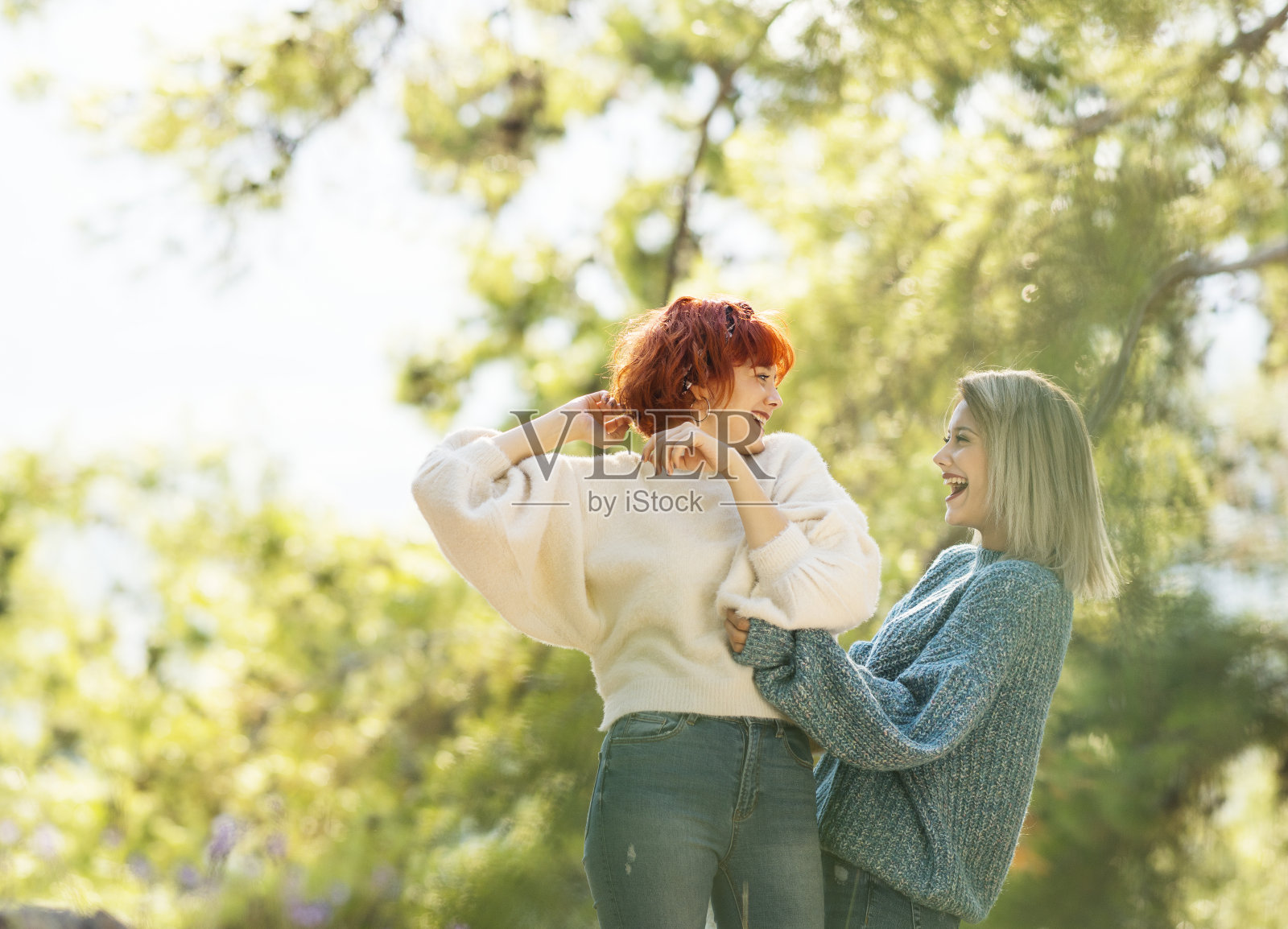 两个年轻女人在户外玩照片摄影图片