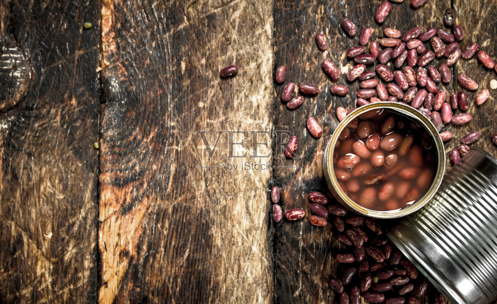 罐装红豆在锡罐中。照片摄影图片
