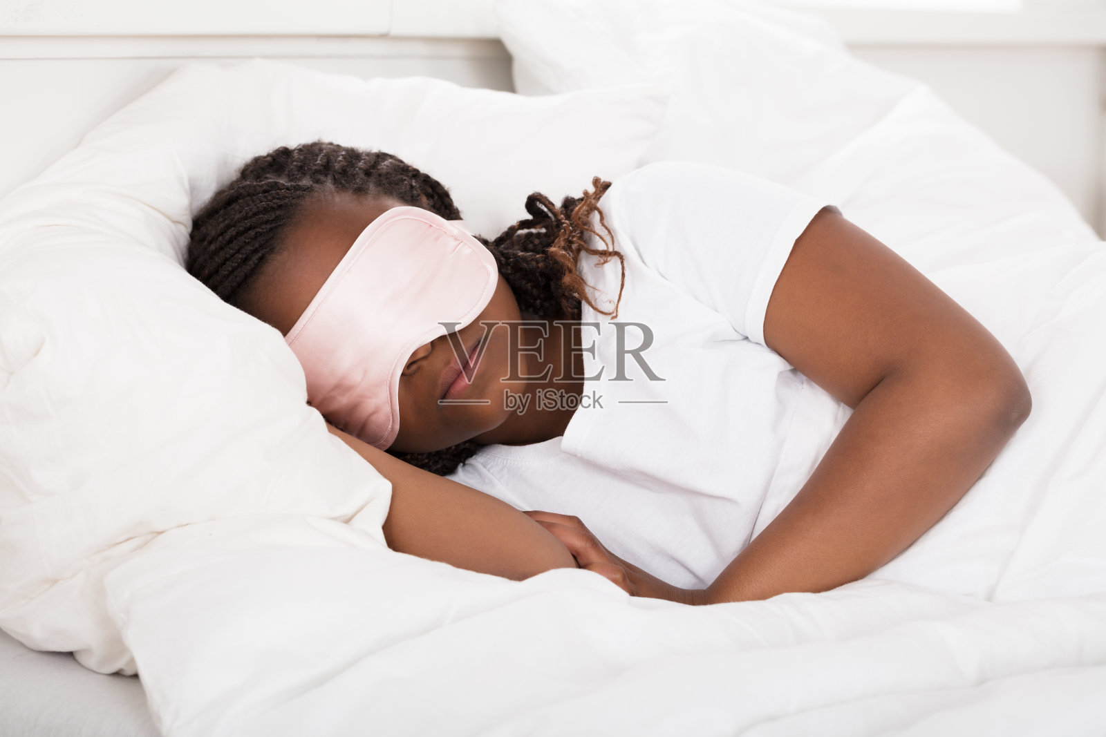 在床上睡觉的非洲女孩照片摄影图片