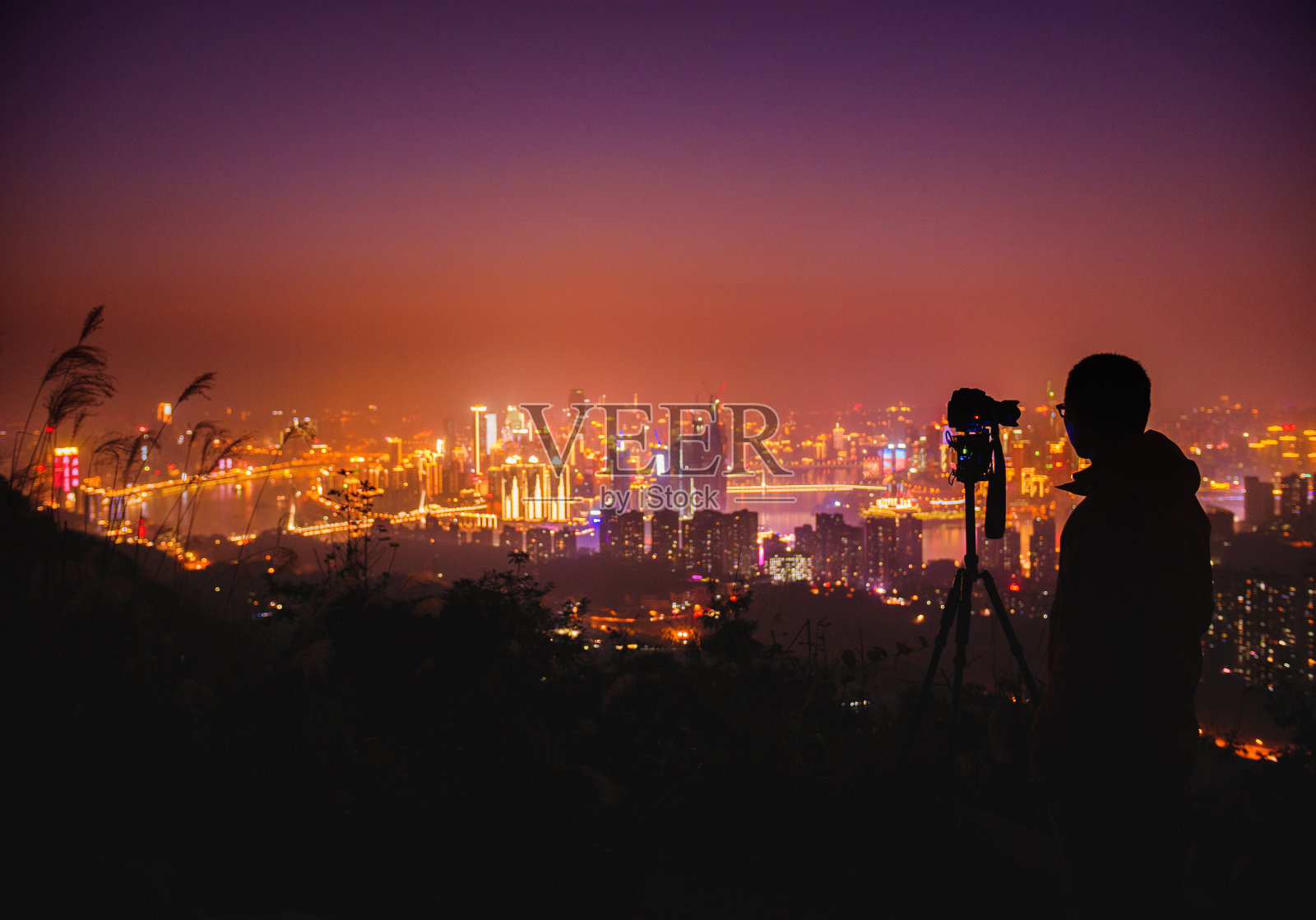 摄影师拍摄重庆夜景照片摄影图片