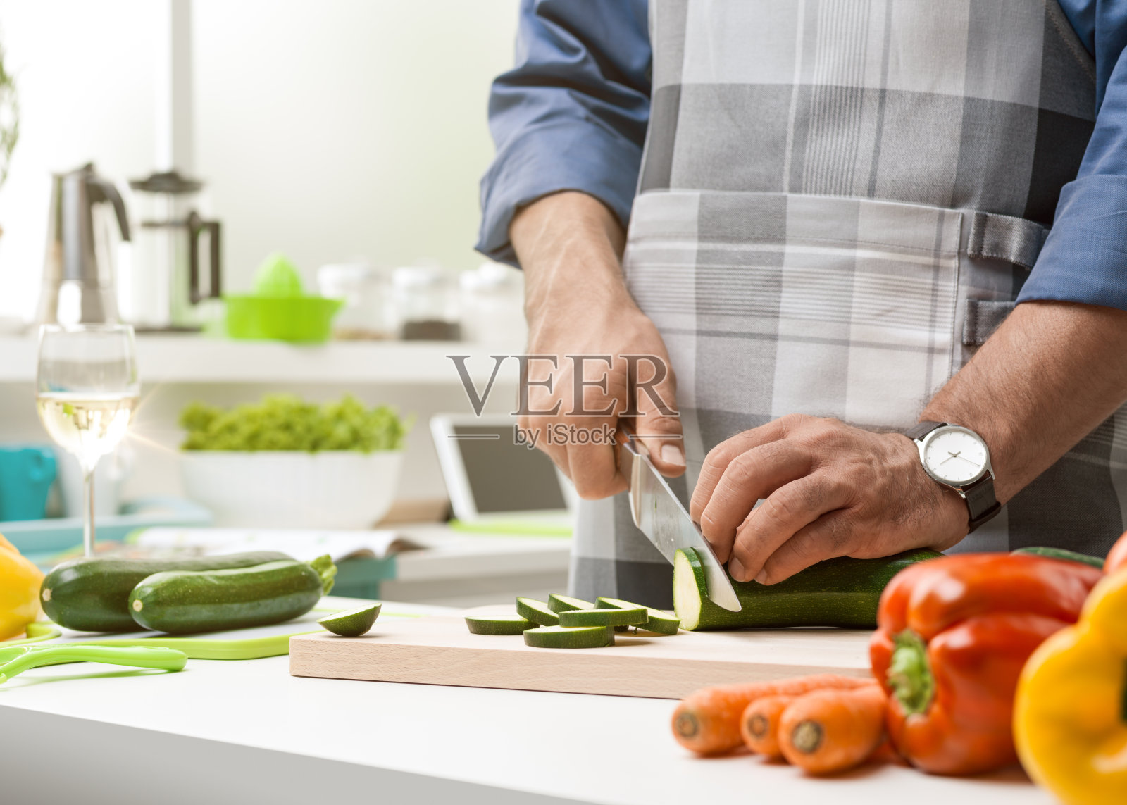 一个男人在厨房准备午餐照片摄影图片