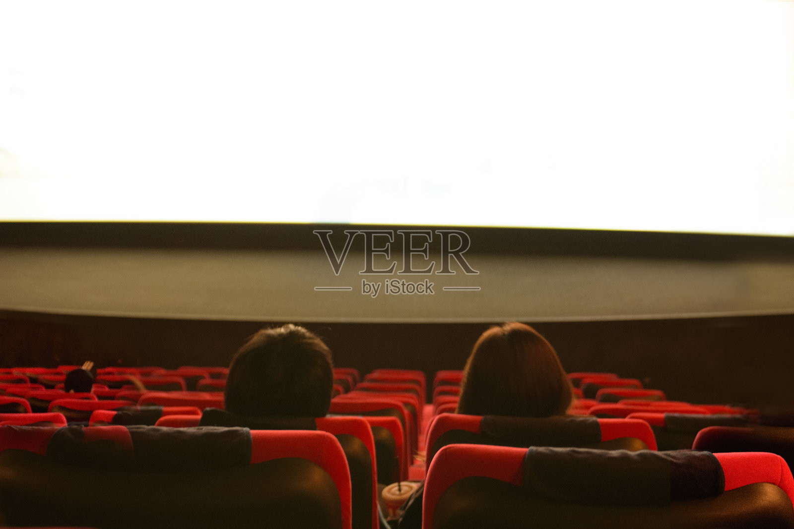 快乐的夫妇看电影在电影院-过程噪音效果照片摄影图片