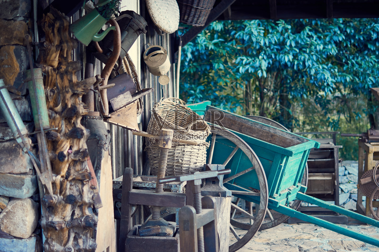 存放在谷仓里的旧农用物品-马车。照片摄影图片