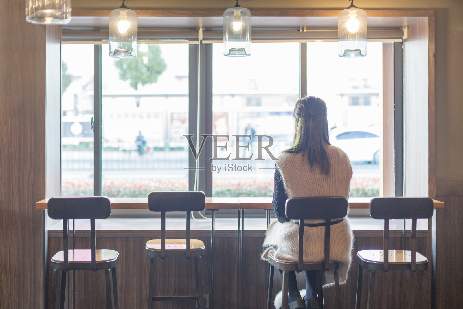 女人坐在咖啡馆的后视图照片摄影图片