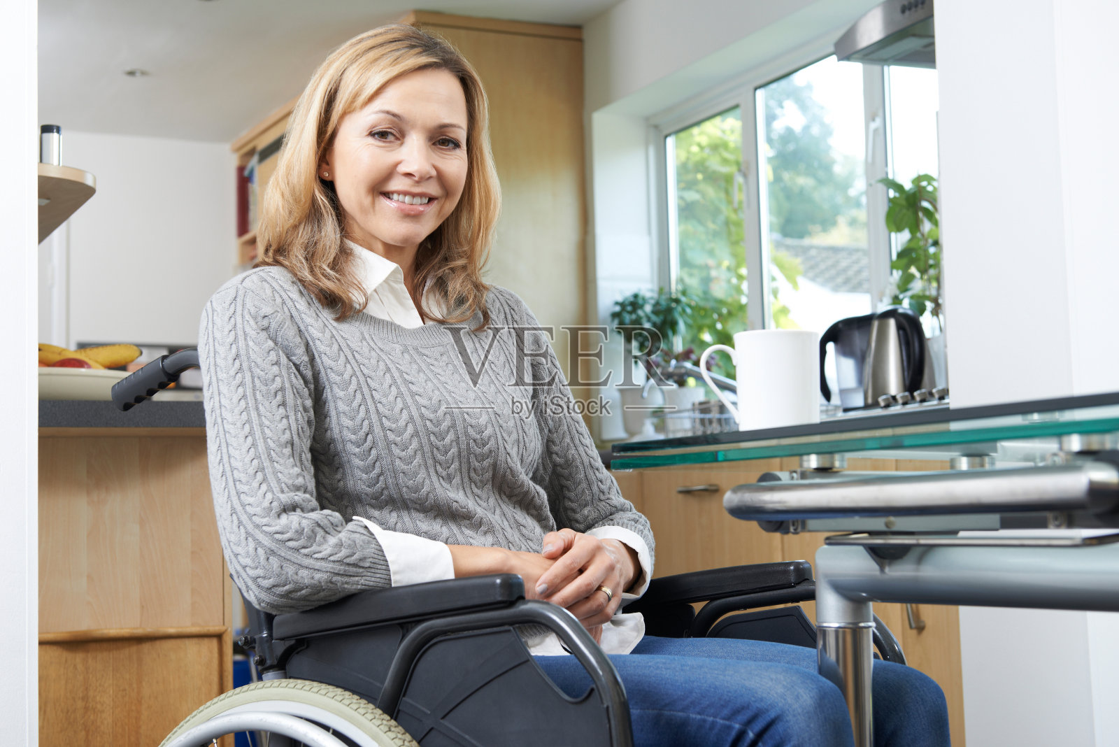 成年残疾妇女在家坐轮椅的肖像照片摄影图片