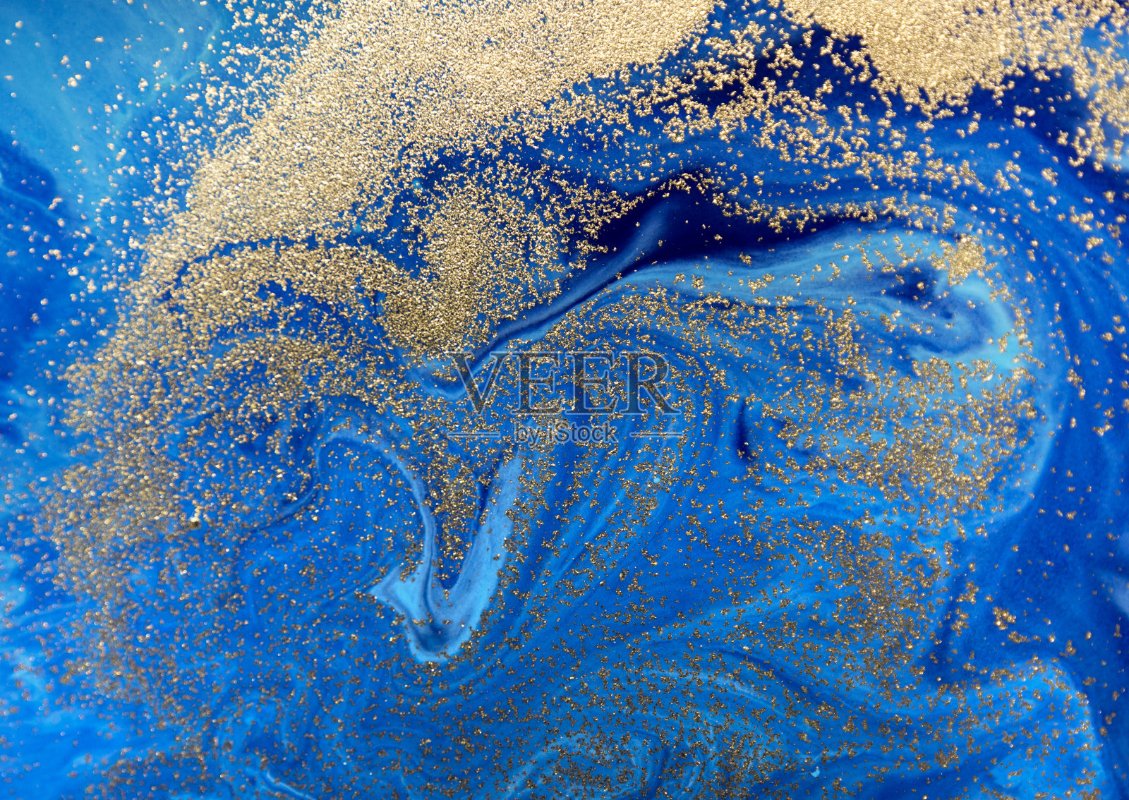 大理石蓝色抽象背景与金色亮片。液态大理石墨图案。插画图片素材