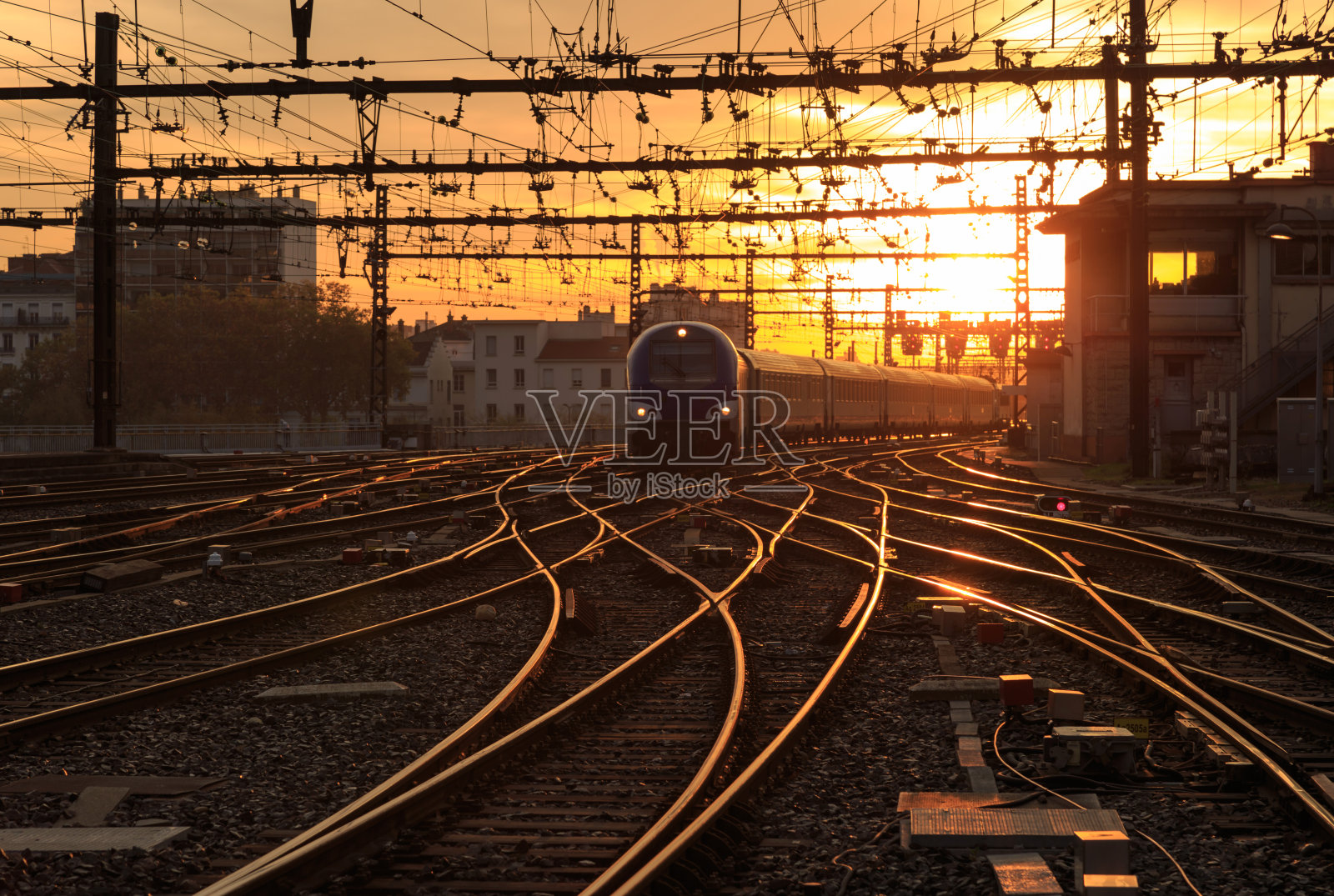火车在黄昏照片摄影图片