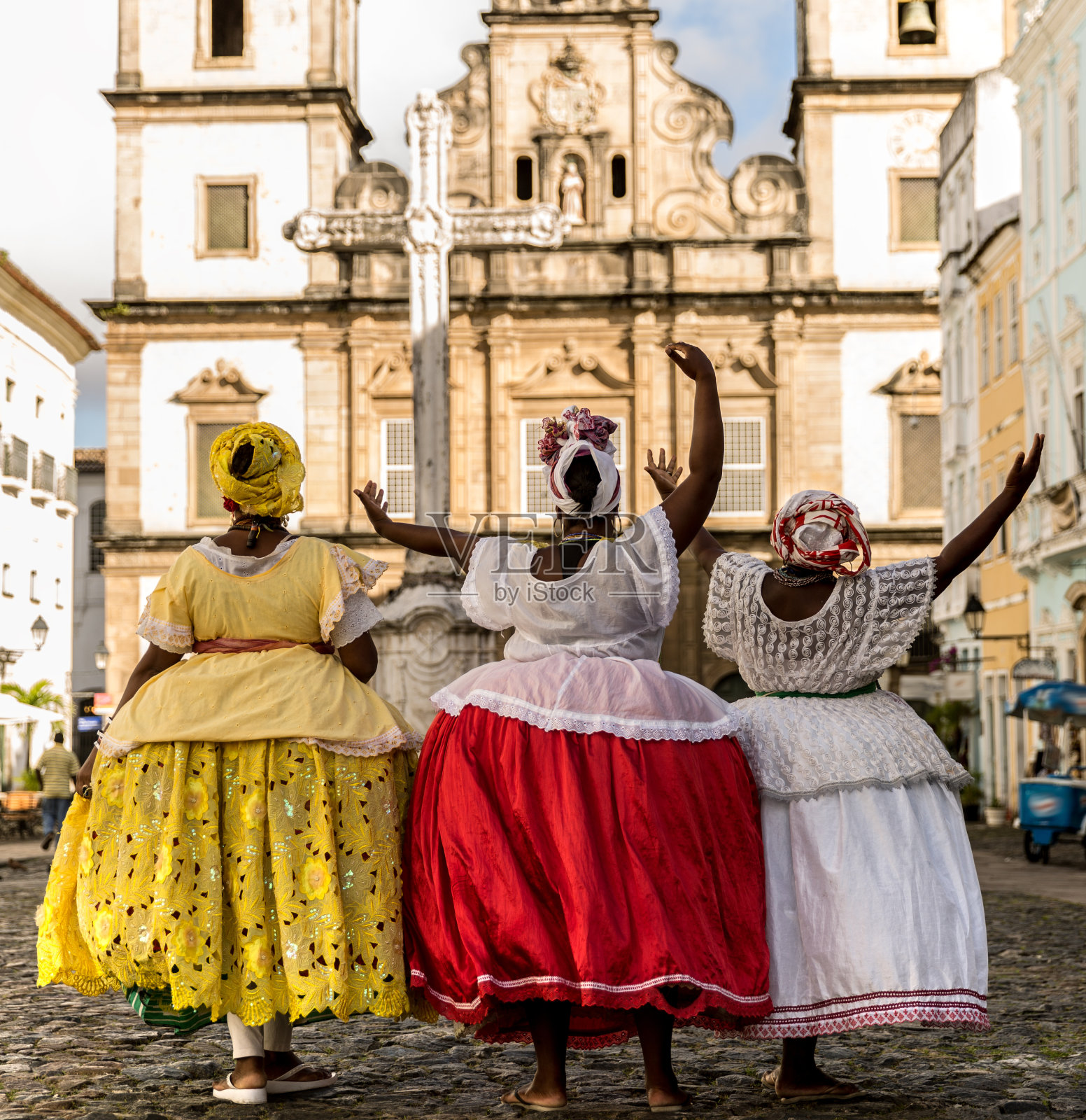 在巴西巴伊亚州萨尔瓦多著名的Pelourinho的“Baianas”群照片摄影图片