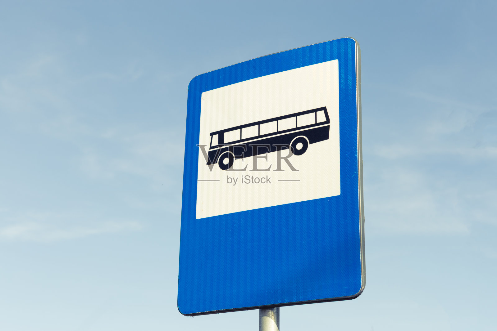 蓝天上的公交车站路牌照片摄影图片