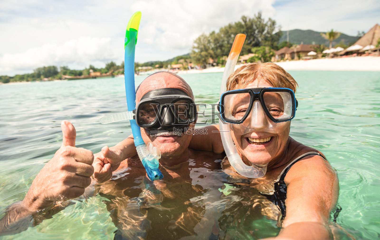 资深快乐夫妇在热带海洋远足与水相机自拍-船旅行浮潜在异国情调的场景-活跃的退休老人和有趣的概念在世界各地-温暖明亮的滤镜照片摄影图片