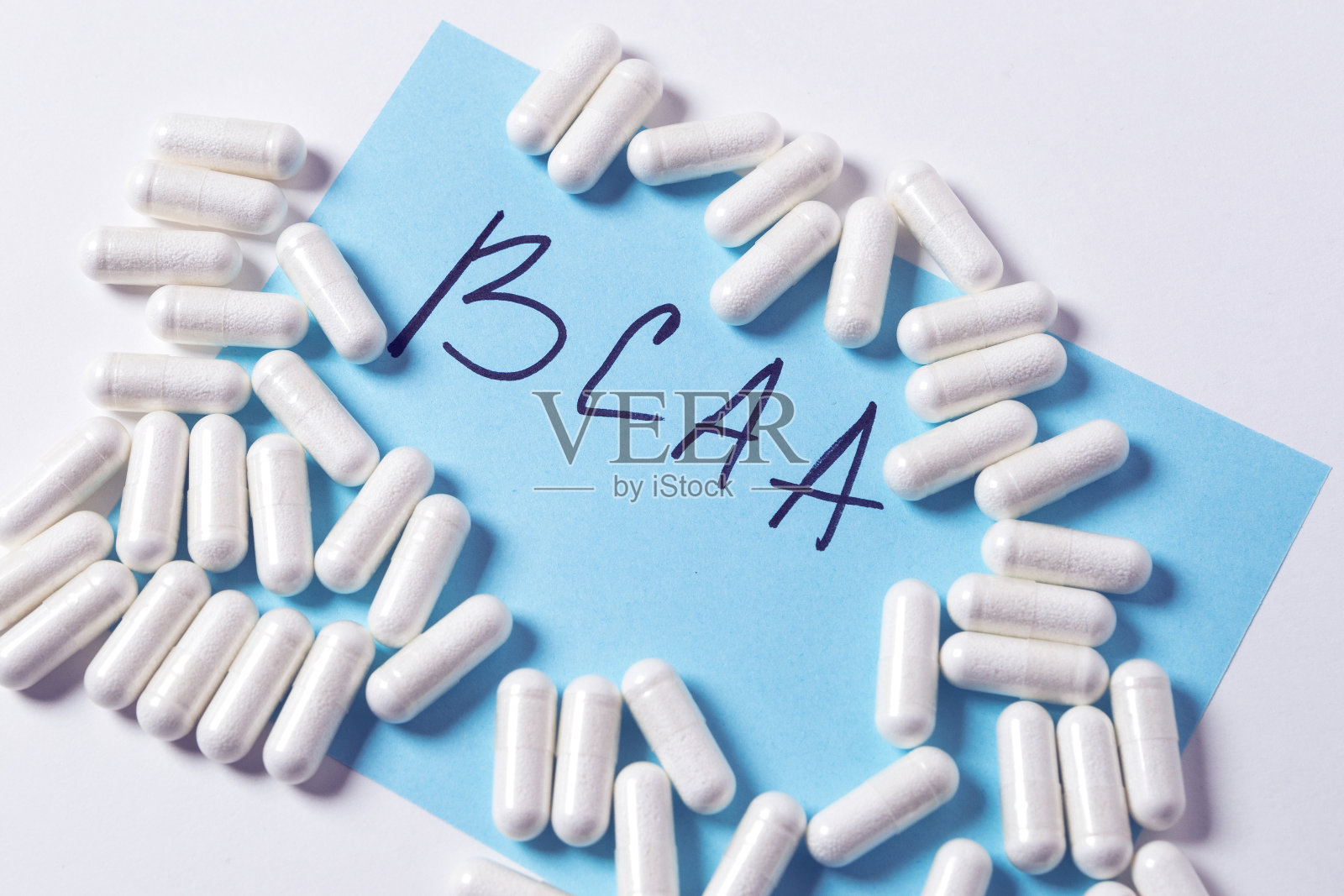 运动营养，补充剂- bcaa胶囊在白色背景照片摄影图片