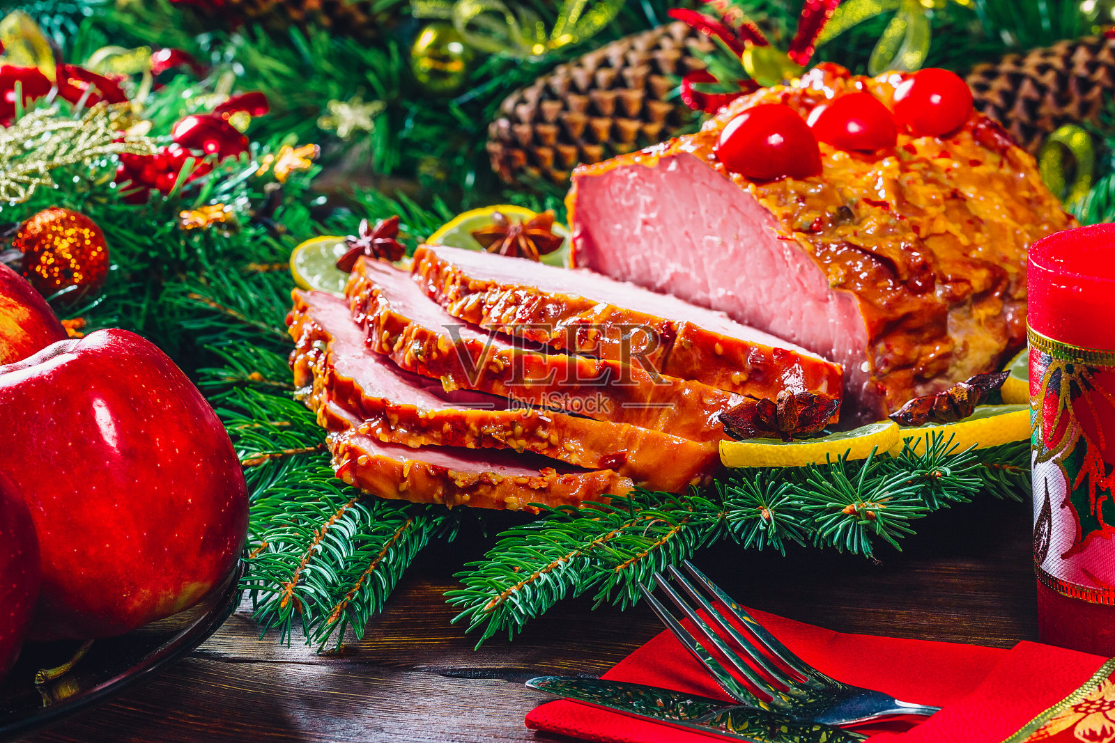圣诞餐桌晚餐时间与烤肉，蜡烛和新年dÃ©cor。背景感恩节。家庭假日的概念，美丽美味的食物照片摄影图片