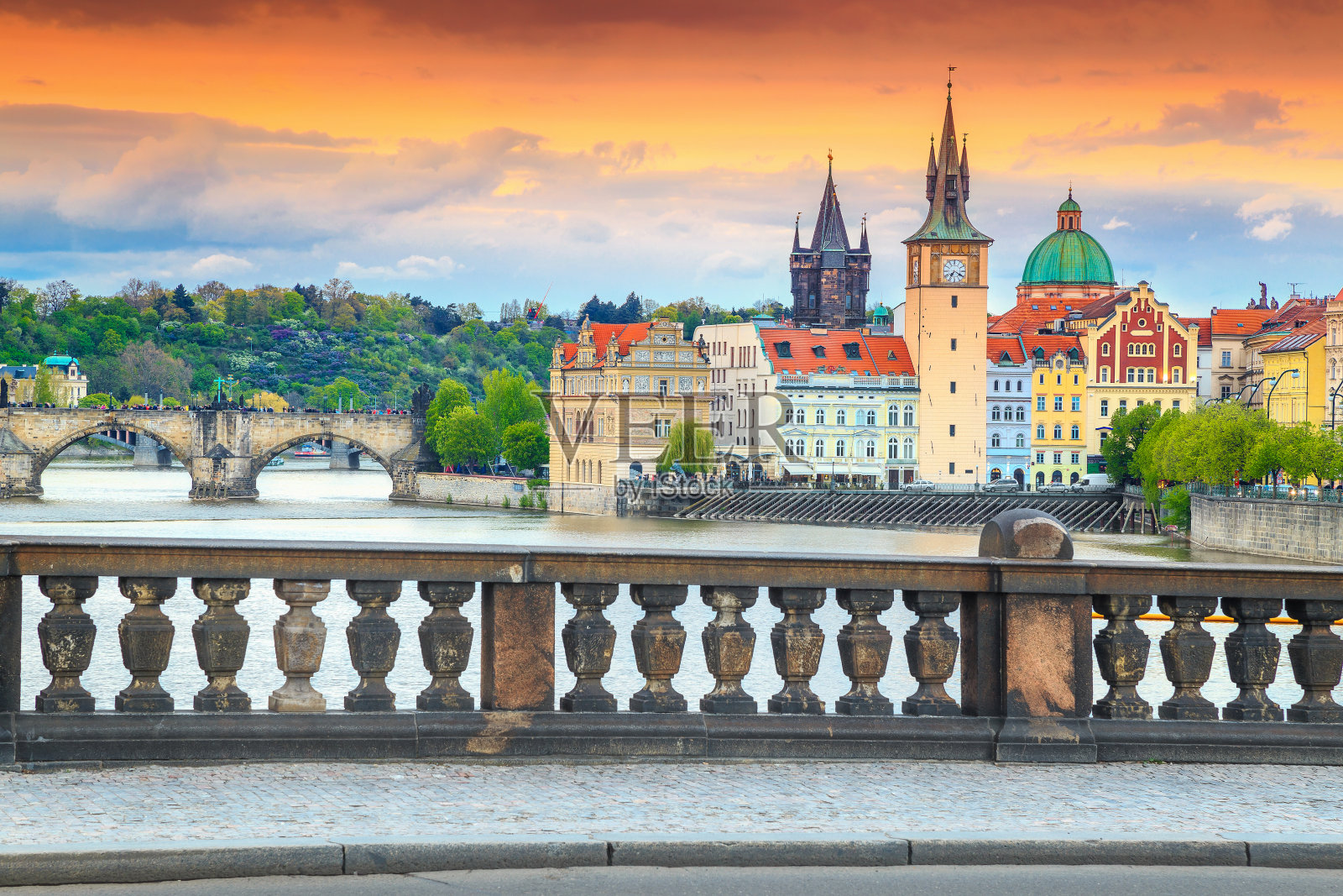 梦幻的中世纪石桥，布拉格，捷克共和国，欧洲照片摄影图片