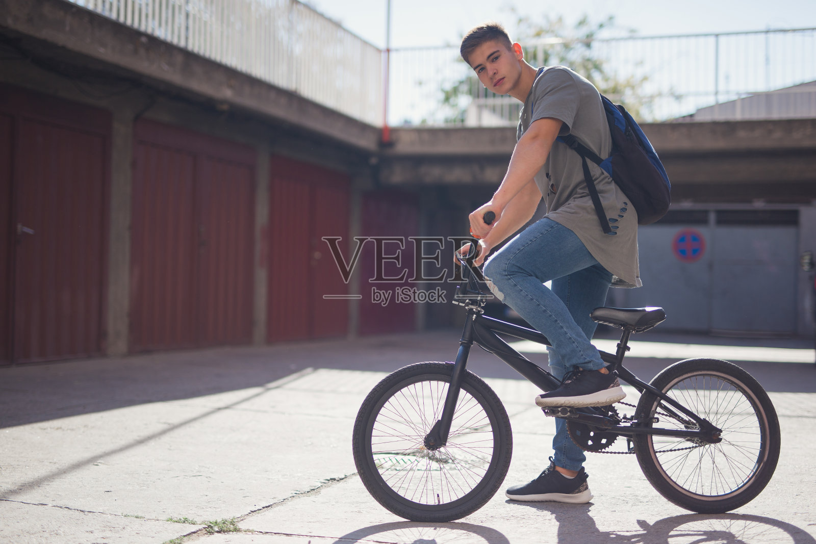 少年骑自行车越野赛照片摄影图片