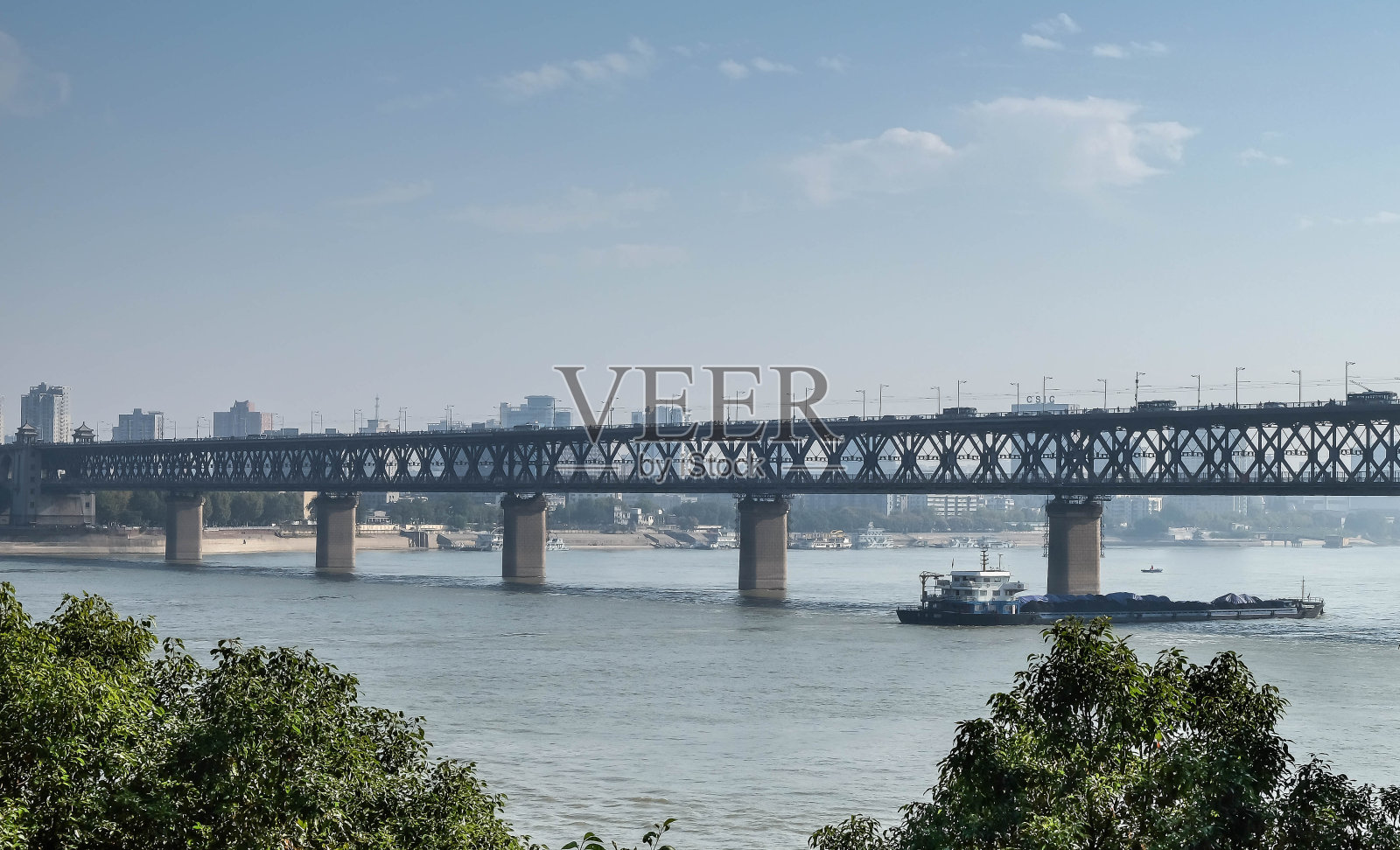 长江第一座大桥。照片摄影图片
