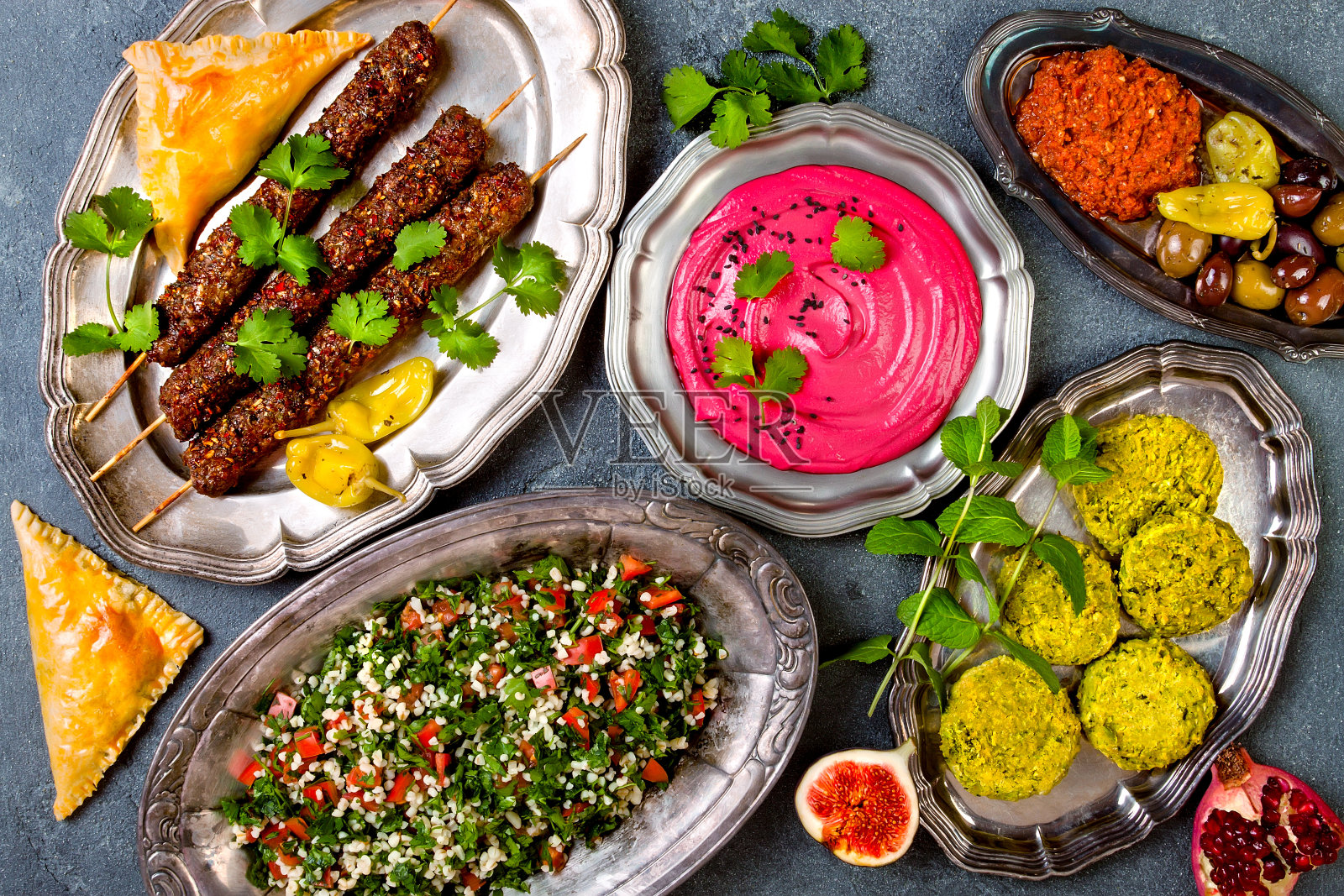 中东传统晚餐。正宗的阿拉伯菜。Meze派对的食物。俯视图，平躺，头顶照片摄影图片