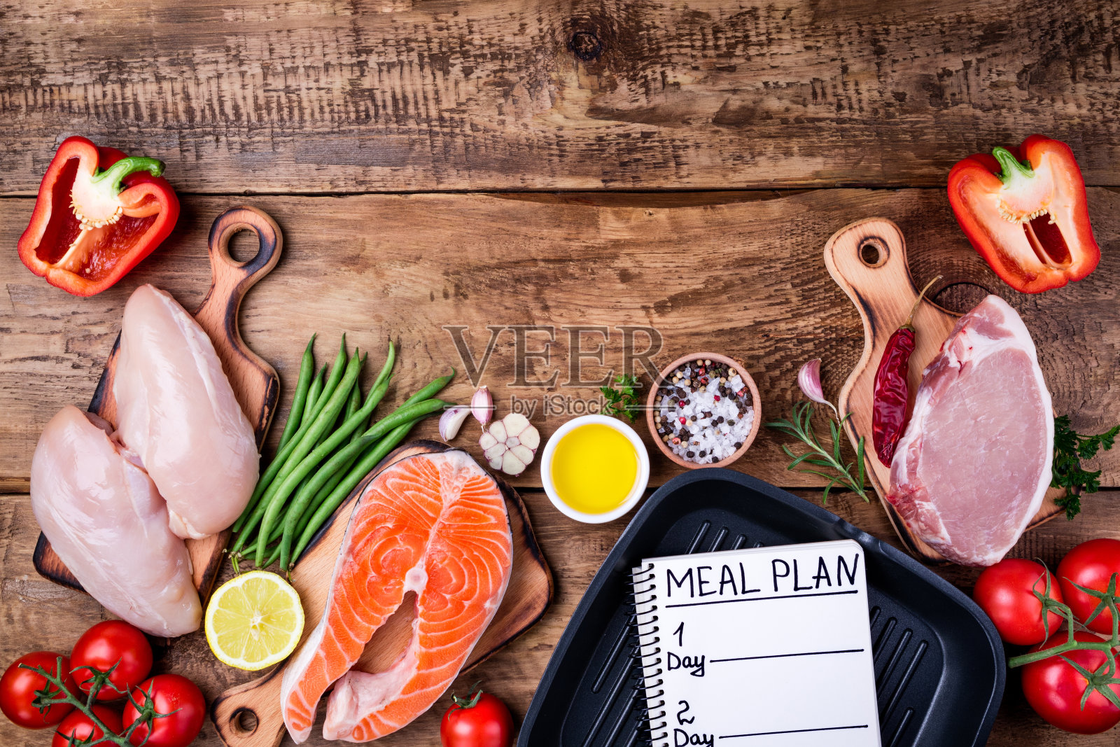 健康食品的背景。肉，鱼，蔬菜，橄榄油，香料，烤盘。食材烹饪照片摄影图片