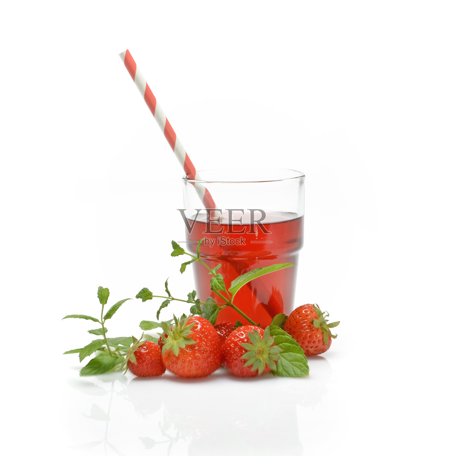 白色背景上的新鲜草莓饮料照片摄影图片