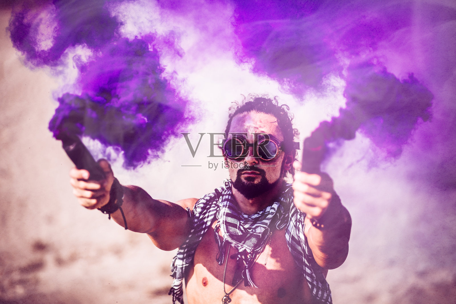 一个戴着未来蒸汽朋克眼镜和沙漠烟雾弹的男人照片摄影图片