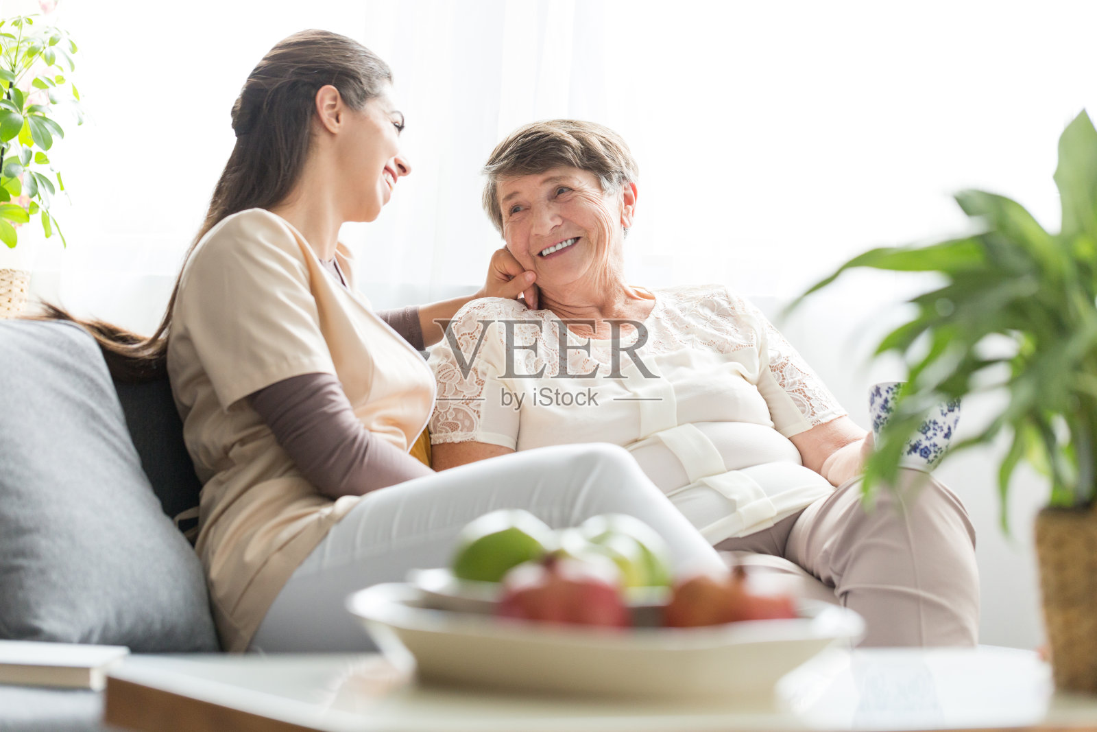 女人在和年迈的母亲交谈照片摄影图片