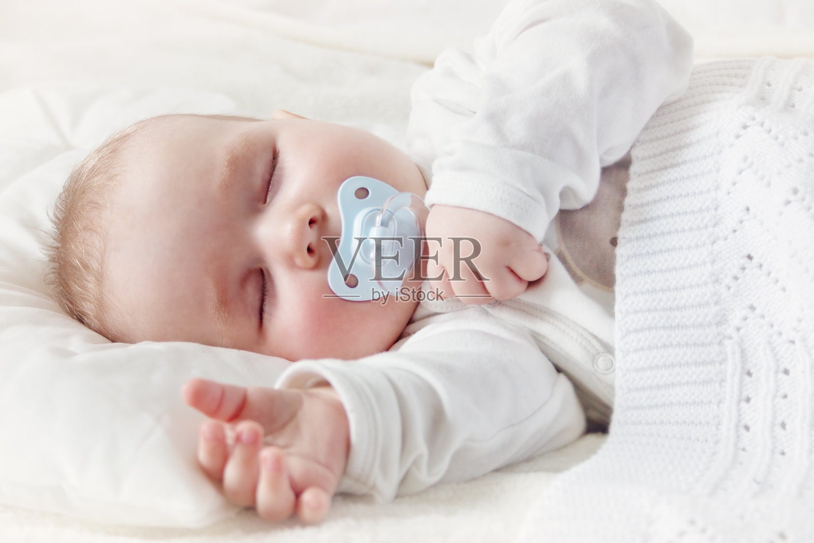 婴儿睡觉盖着柔软的毯子照片摄影图片