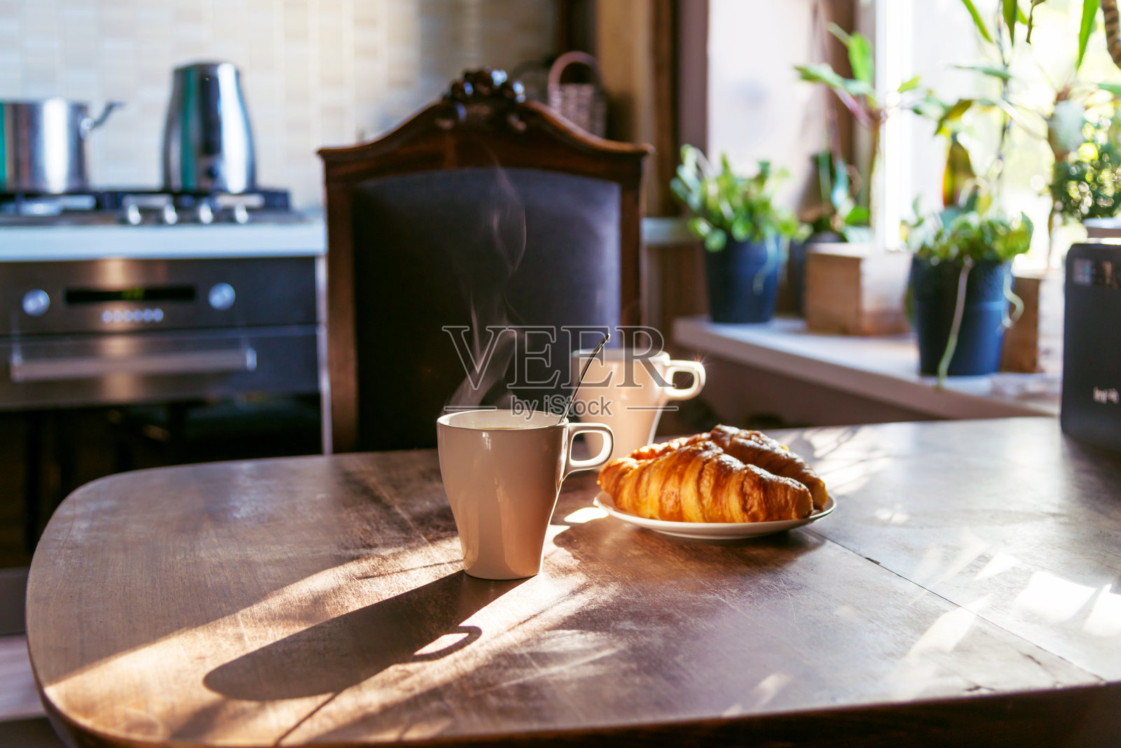 双人早餐，一杯热咖啡和新鲜羊角面包照片摄影图片