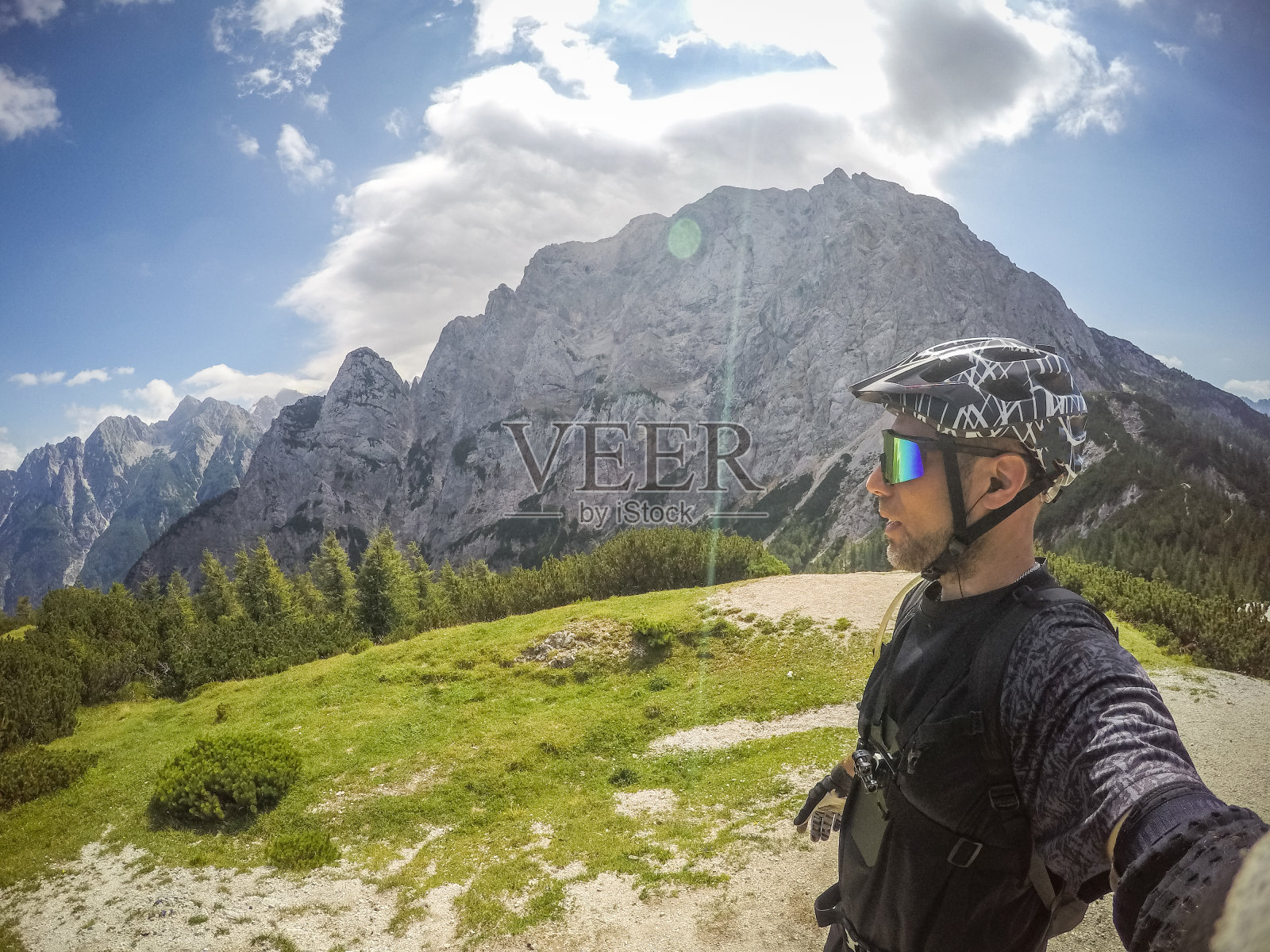 在阿尔卑斯山骑山地自行车照片摄影图片