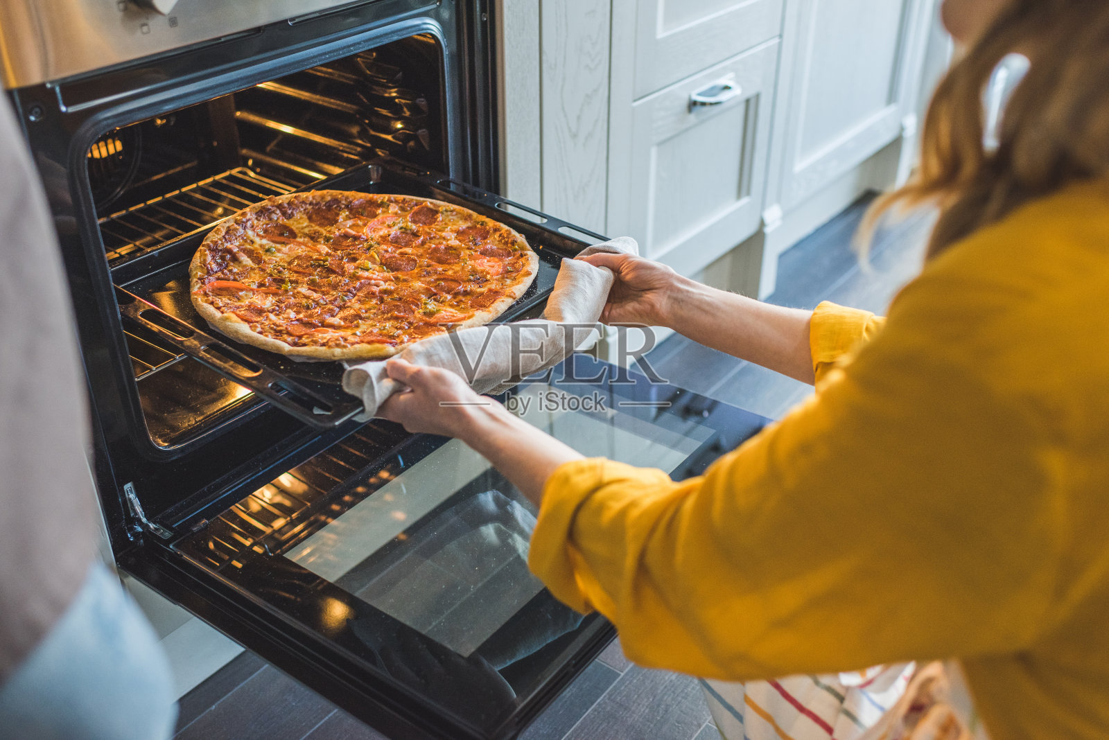 女人烹饪披萨照片摄影图片