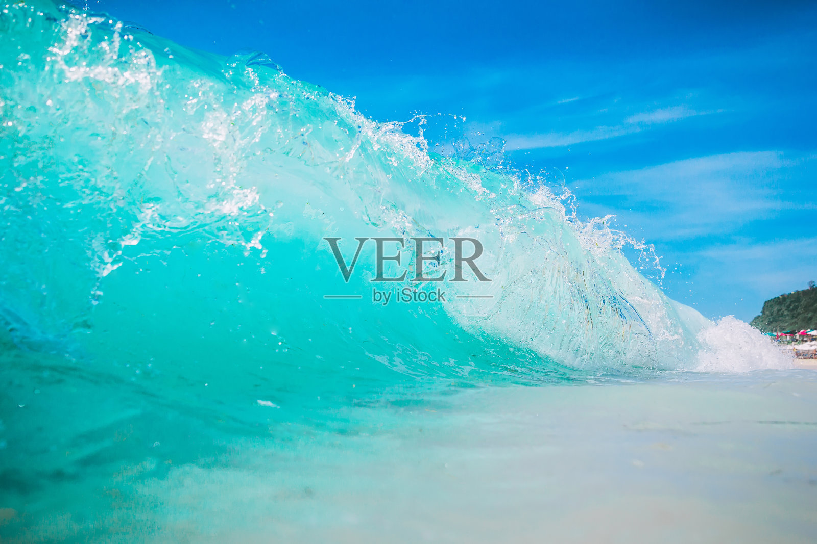 热带沙滩上的蓝色海浪。波在巴厘岛照片摄影图片