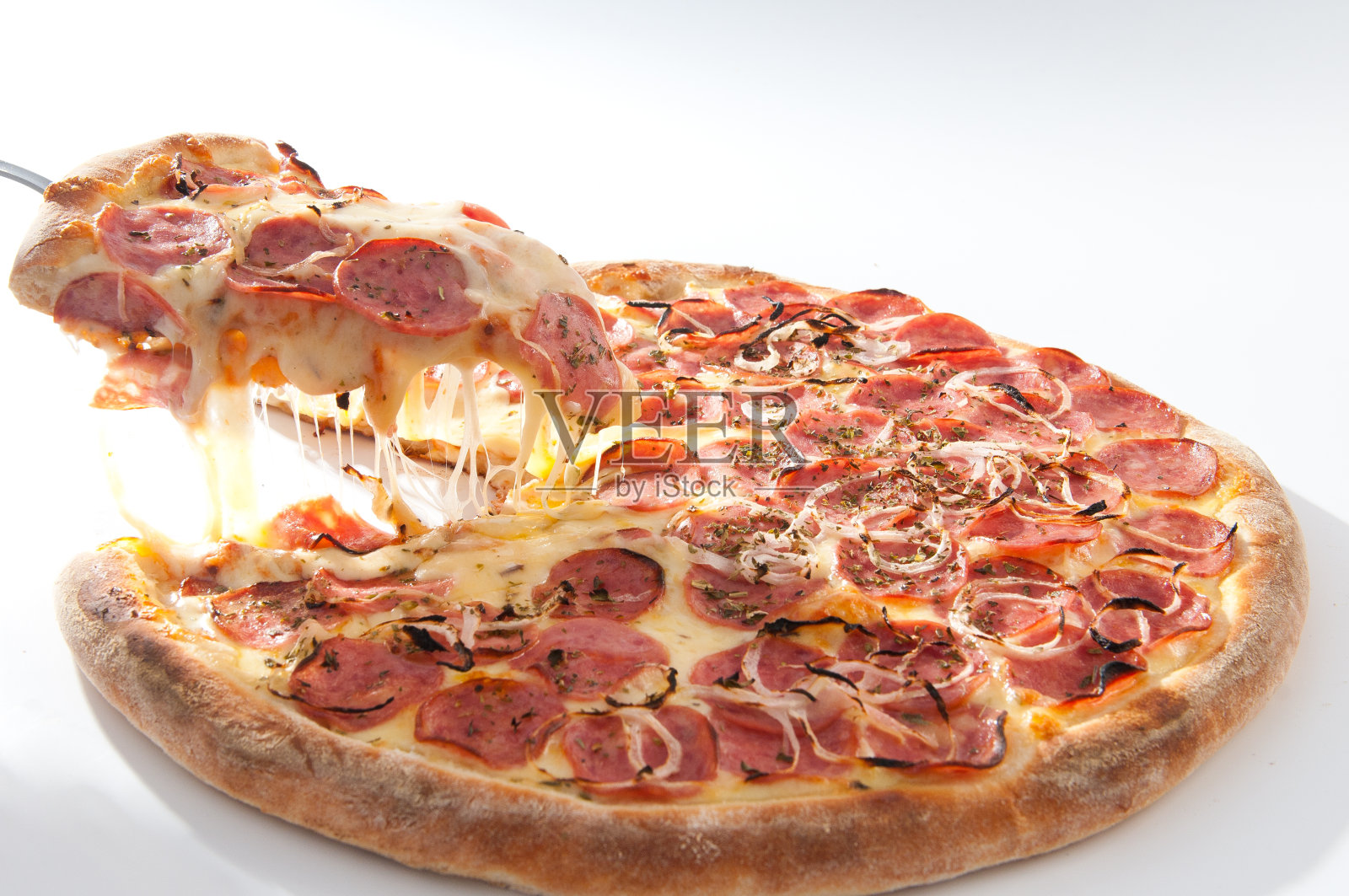 一片热腾腾的披萨配上卡拉布瑞萨和融化的马苏里拉奶酪照片摄影图片