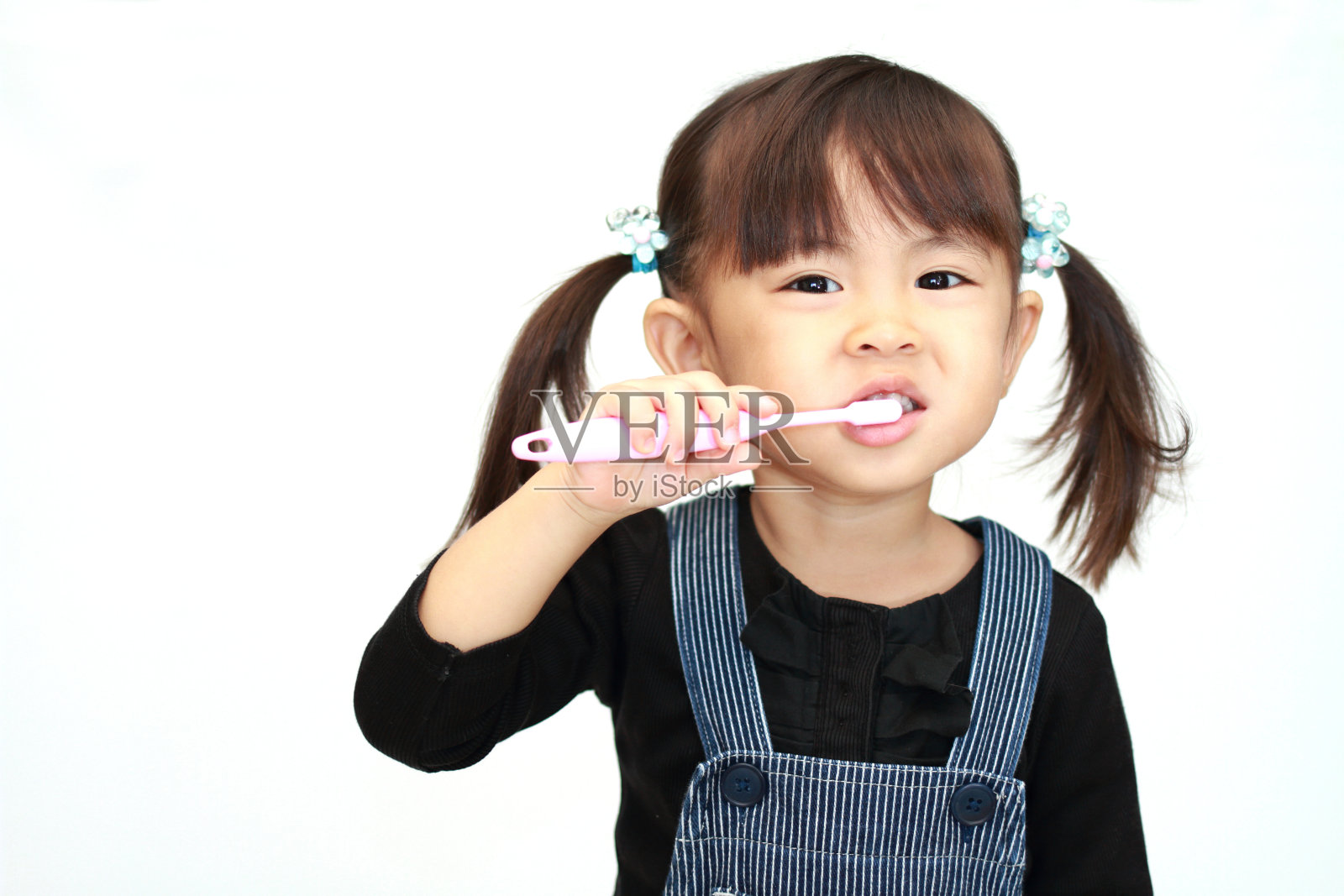 日本女孩在刷牙(3岁)照片摄影图片