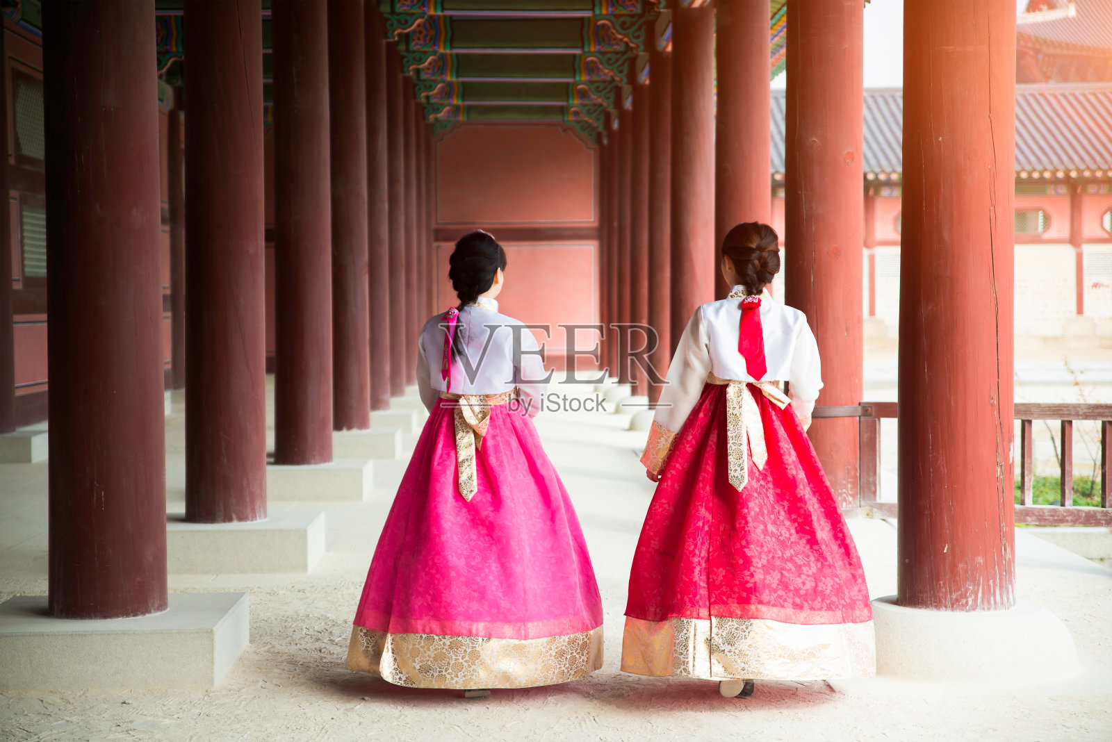 韩国首尔，一名亚裔韩国女子穿着传统服饰“韩服”在京福宫散步。照片摄影图片