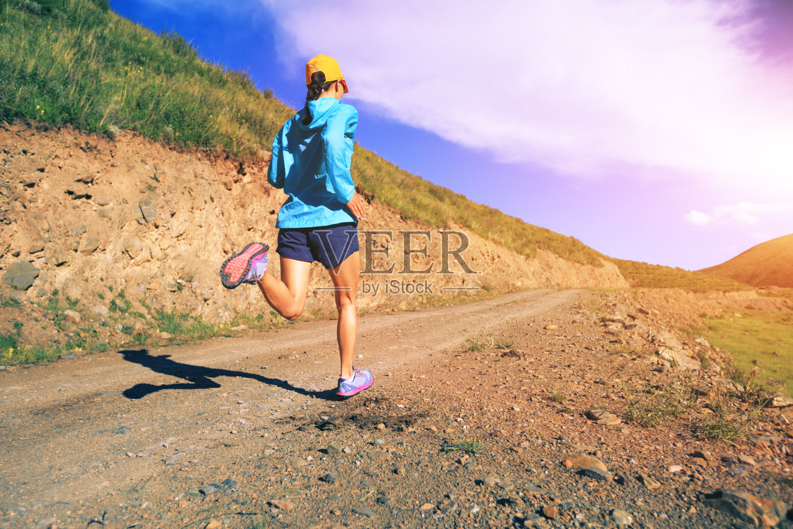 年轻的健身女运动员在山间小径上跑步照片摄影图片