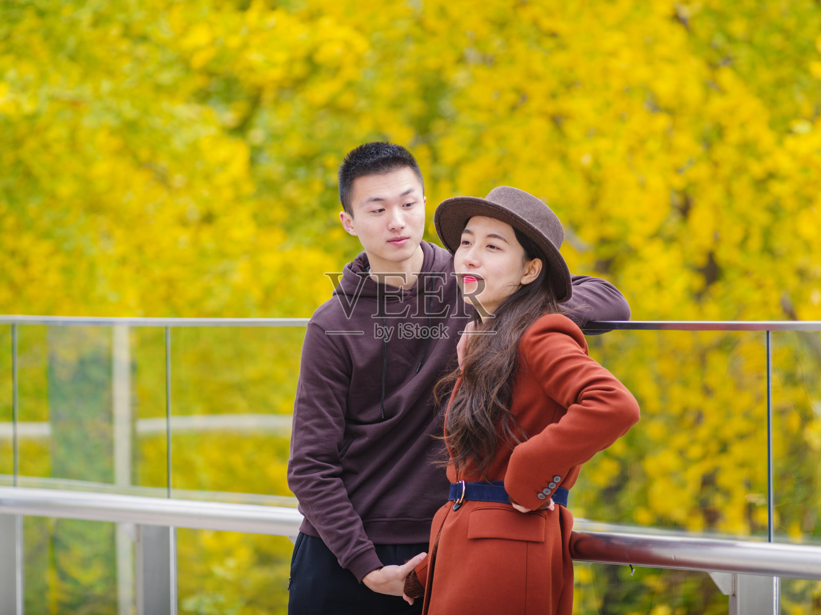 中国青年男女手牵着手站在一起表达情感、情侣概念。照片摄影图片